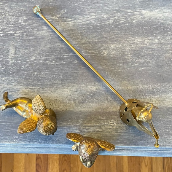 👼3 Angels ~1 sits on ledge, 1 laying down & 1 candle snuffer👼 brass & copper - Picture 7 of 12